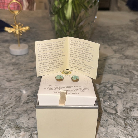 SORRELLI earrings & Sea La Vie Pastel Green Gift Box - Picture 6 of 9